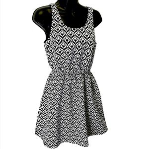 H&M Divided Sleeveless Black and White Open Back Fit and Flare Dress NWT Size 6